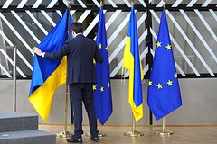 Вы сейчас просматриваете ЕС задумал отправлять прибыль от замороженных активов на помощь Киеву