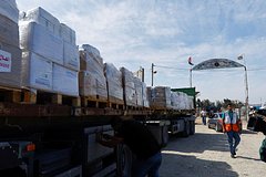 Подробнее о статье В Газу прибыли грузовики с гуманитарной помощью из Египта